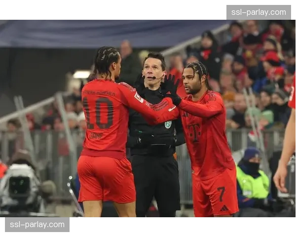 特写：穆西亚拉连过三人后的射门被门柱拒绝，安联球场一片叹息