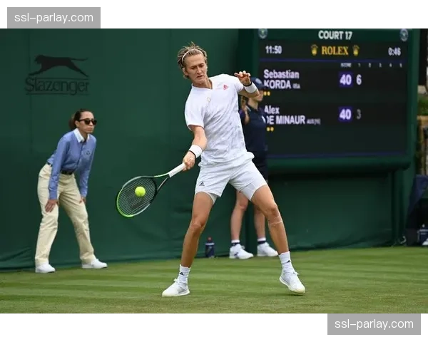 特写:科达姐妹在球员包厢观看弟弟塞巴斯蒂安比赛