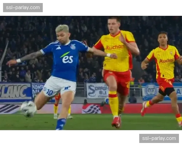 朗斯队长福法纳接受队报专访,谈球队的欧战梦想与领袖责任 朗斯队长福法纳接受队报专访,谈球队的欧战梦想与领袖责任